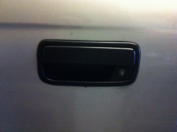 Outer door handle: fixed.